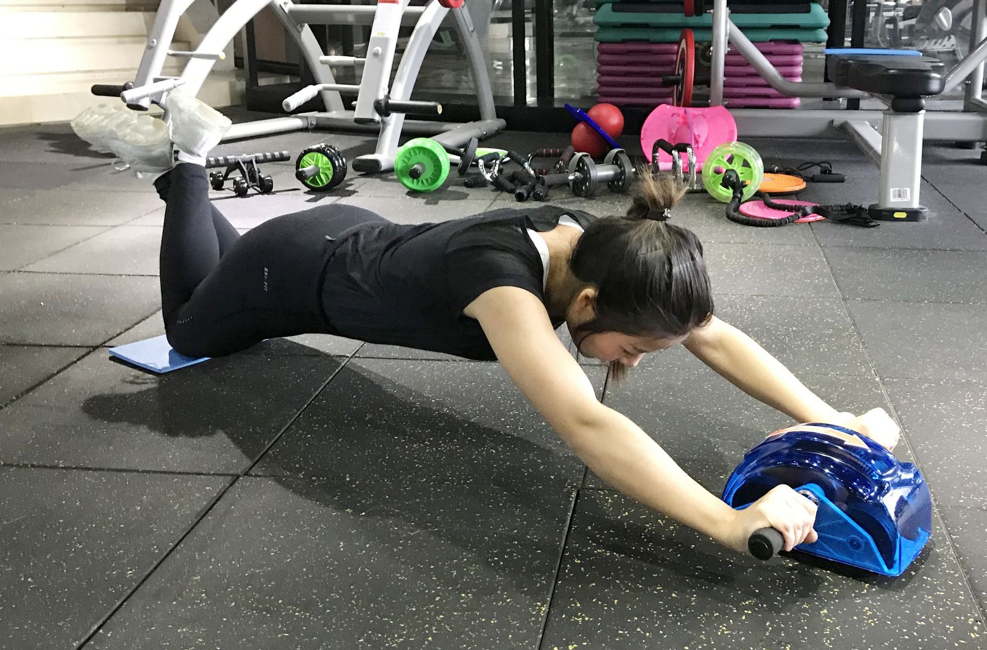 回彈四輪健腹輪 家用健身與跨境外貿的雙贏利器